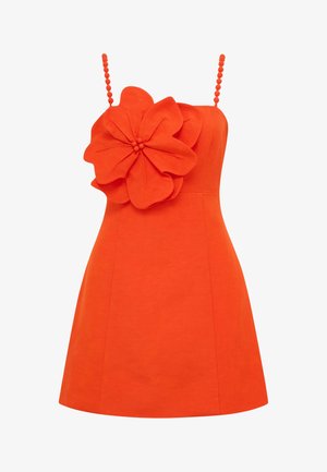 Heleoranž värvi varrukateta kleit, millel on õhukesed helmestest rihmad ja suur kangast lill vasakul rinnal.