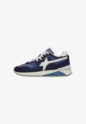 Sneaker sportive blu e navy con dettagli bianchi, realizzate in un mix di materiali scamosciato e rete, con suola testurizzata e logo a stella.