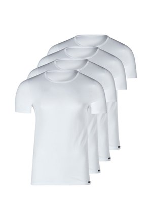 Cinq T-shirts blancs à col rond, à manches courtes et en coton lisse. Chaque T-shirt arbore un petit logo noir près de l'ourlet.