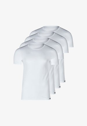 Fem hvide T-shirts med rund hals, korte ærmer og en glat bomuldsstruktur. Hver shirt har et lille sort logo nær sømmen.