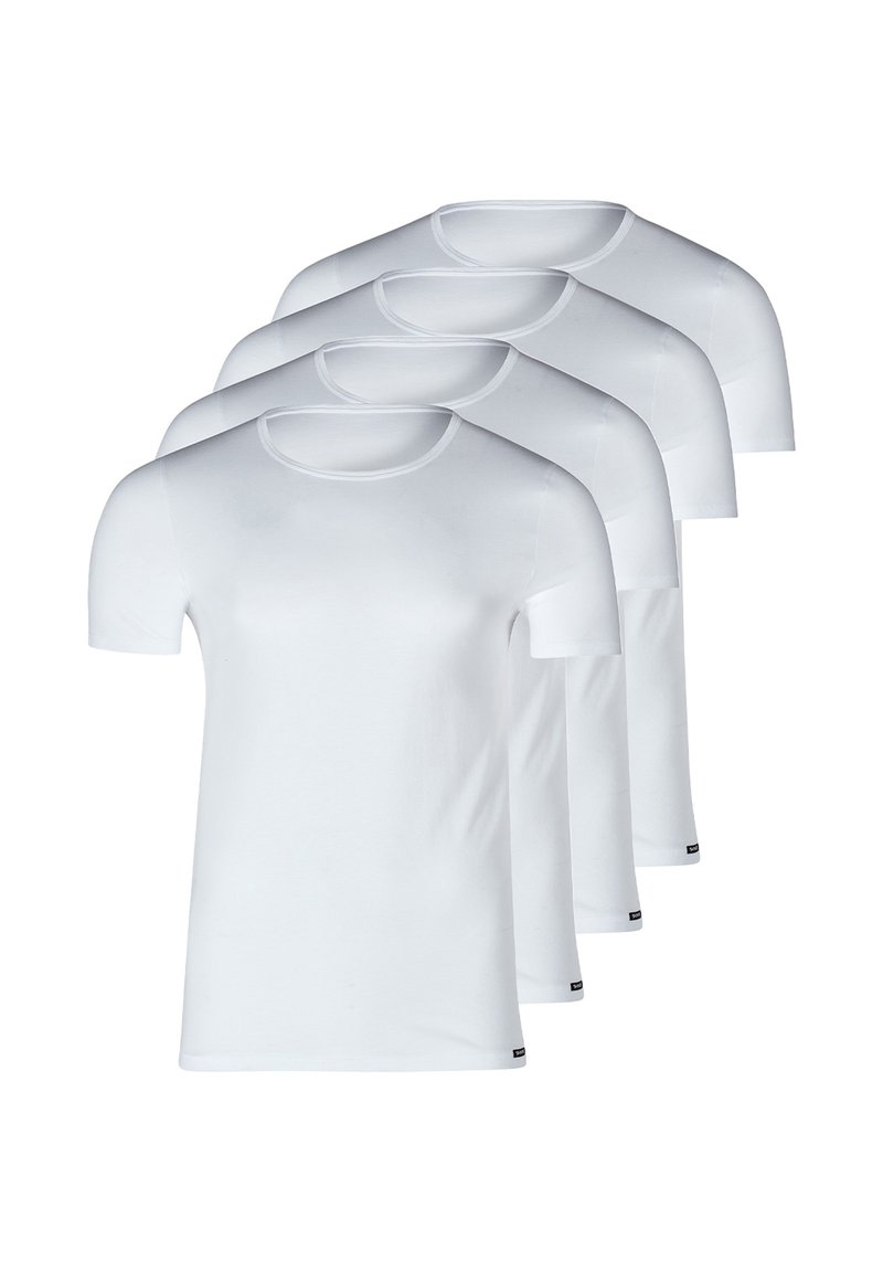 Cinque T-shirt bianche con collo tondo, maniche corte e una texture di cotone morbido. Ogni maglietta presenta un piccolo logo nero vicino all'orlo.