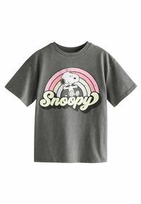 Grå bomullströja med en vintage Snoopy-grafik mot en regnbågsbakgrund. Kort ärm och rund halsringning.