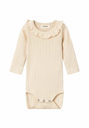 Bodysuit à manches longues en crème, à côtes, avec un col à volants, fermeture à pression au bas et des détails texturés fins sur l'ensemble du tissu.