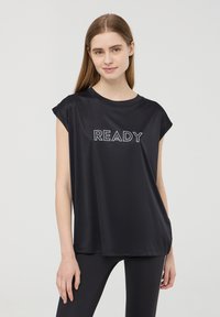 T-shirt atletico nero con scollatura rotonda e maniche corte arrotolate. Presenta la parola "READY" in lettere bianche sul petto.