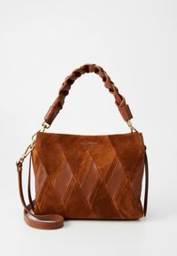 Borsa in suede marrone con motivo a rombi, dettagli in pelle, manico superiore intrecciato e tracolla staccabile. Dettagli in metallo dorato.