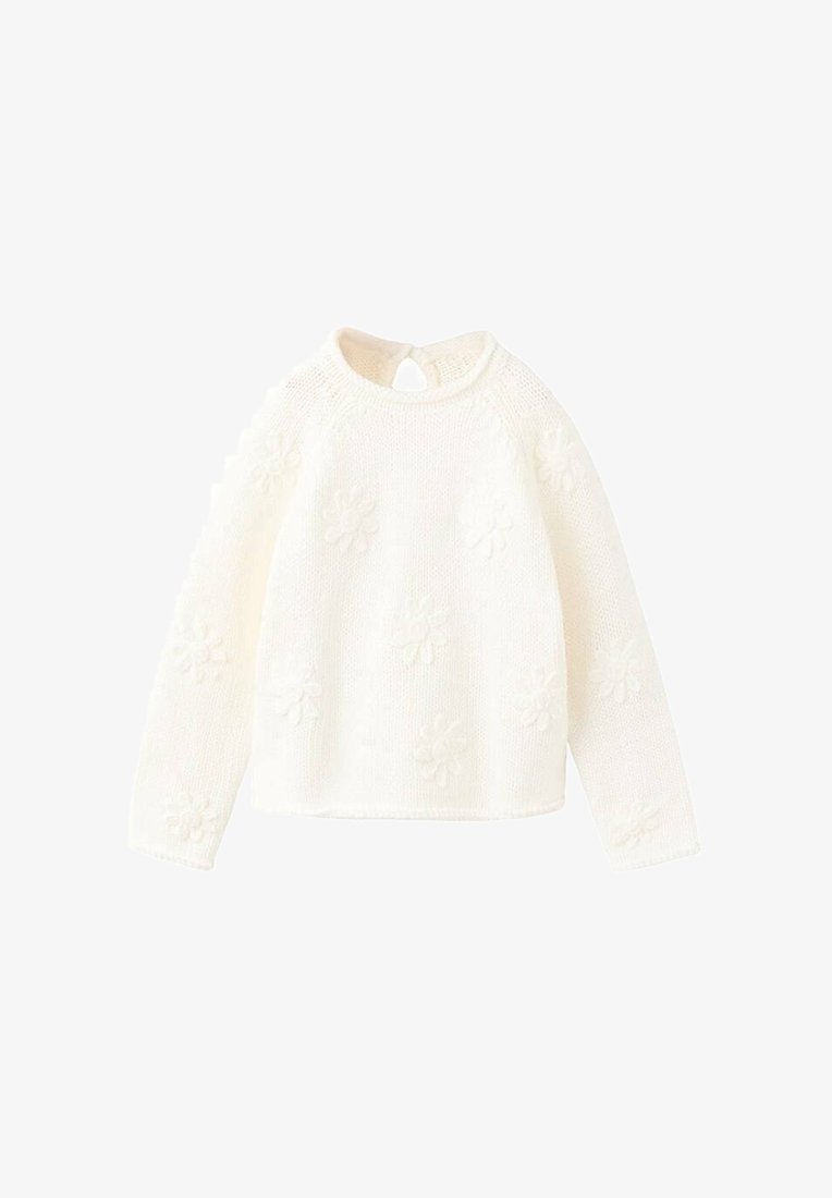 Pull blanc en tricot à manches longues avec motifs floraux en relief et fermeture par bouton à trou à l'encolure arrière.