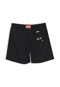 Pantaloni da nuoto neri con cintura elastica, dotati di un'etichetta arancione brillante, una tasca con un accento verde neon e design geometrici.