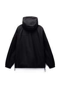 Μαύρο, ελαφρύ μπουφάν με κουκούλα. Διαθέτει ελαστικά μανίκια και τελείωμα, λείο υλικό και στρογγυλή ετικέτα με λογότυπο στο αριστερό μανίκι.