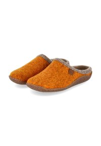 Paire de chaussons d’intérieur orange à enfiler avec semelles marron et bordure grise autour de l’ouverture.
