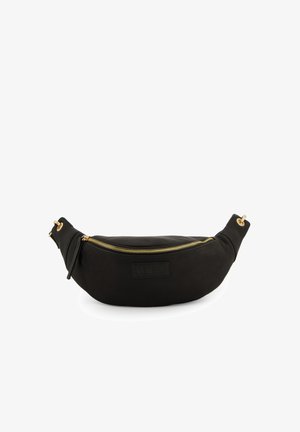 Zwarte leren heuptas met een kromme vorm, gouden rits en gouden hardware-accenten. Heeft een textuur oppervlak en een logo patch.