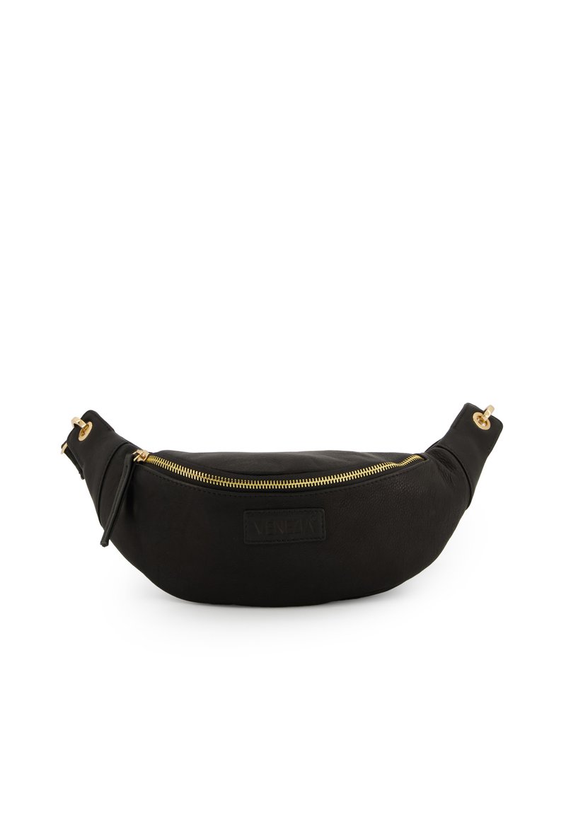 Schwarze Leder-Hüfttasche mit kurvenförmigem Design, goldener Reißverschluss und goldenen Hardware-Details. Verfügt über eine strukturierte Oberfläche und ein Logo-Patch.