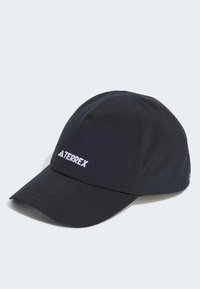 Gorra negra con visera curva, hecha de una tela suave. Presenta el logotipo blanco "TERREX" en la parte frontal y un diseño sencillo y aerodinámico.