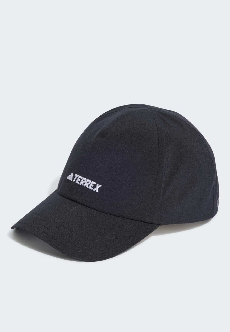 Gorra negra con visera curva, hecha de una tela suave. Presenta el logotipo blanco "TERREX" en la parte frontal y un diseño sencillo y aerodinámico.