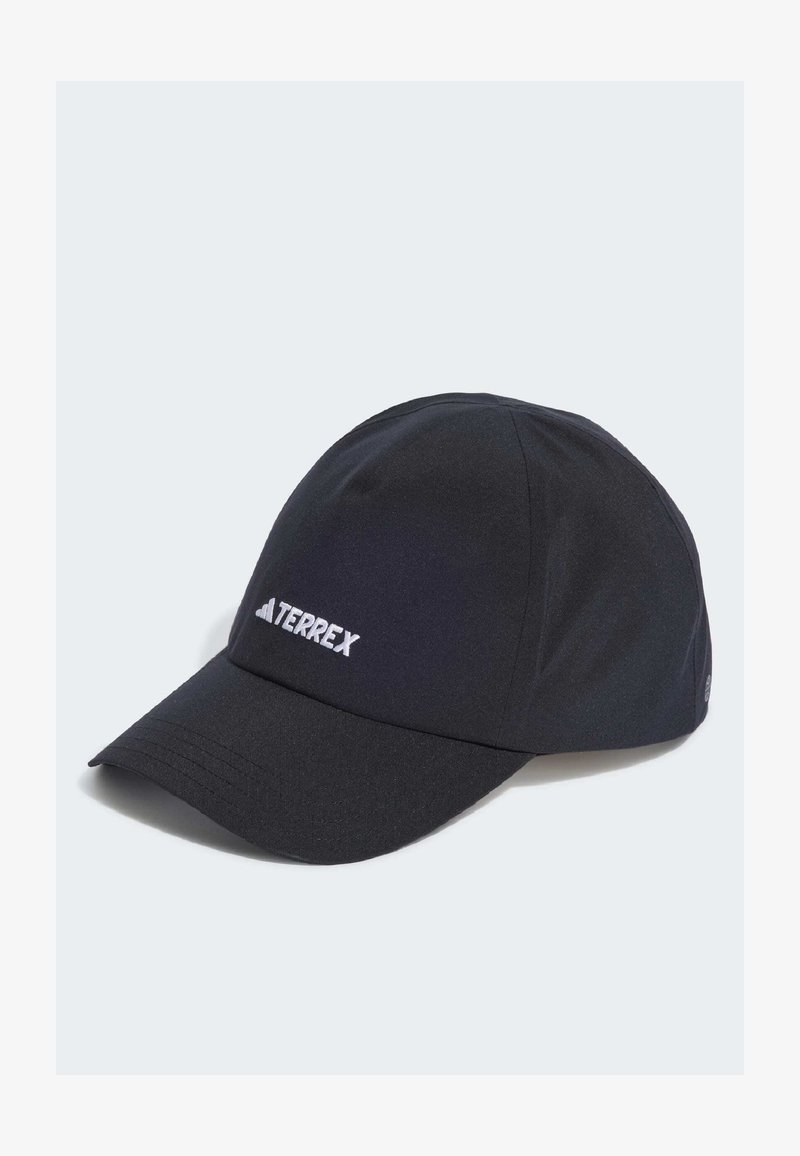 Gorra negra con visera curva, hecha de una tela suave. Presenta el logotipo blanco "TERREX" en la parte frontal y un diseño sencillo y aerodinámico.