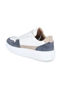 Białe sneakersy z szarymi i beżowymi akcentami tekstylnymi, sznurowana konstrukcja, okrągły nos, gruba biała podeszwa i górna część z gładkiej skóry z zamszowymi detalami.