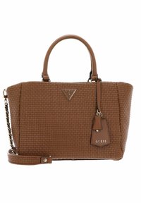 Borsa tote in tessuto marrone con due manici, tracolla a catena staccabile, placca metallica con logo e dettaglio con etichetta. Superficie testurizzata con forma strutturata.