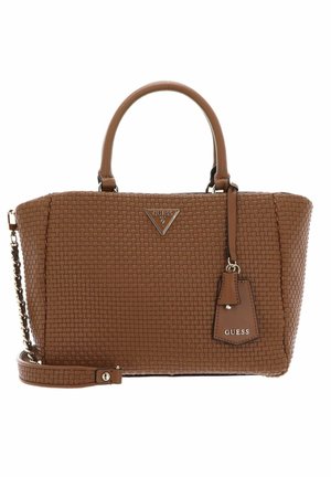 Borsa tote in tessuto marrone con due manici, tracolla a catena staccabile, placca metallica con logo e dettaglio con etichetta. Superficie testurizzata con forma strutturata.