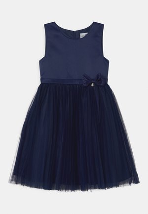 Abito blu navy con corpino in satin e gonna in tulle, dotato di un dettaglio a fiocco in vita e chiusura con zip sul retro.