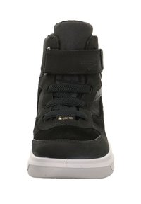 Schwarzer High-Top-Sneaker mit Obermaterial aus Wildleder und Textil, ausgestattet mit einem Klettverschluss, Schnürverschluss, verstärkter Zehenpartie und weißer Gummisohle.