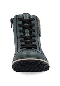 Groene leren enkelboot met zwarte veters en een gestructureerde zool. Heeft een zijrits en een decoratief accent aan de achterkant.