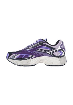 Scarpa da ginnastica viola e nera con suola bianca, dettagli in rilievo e lacci, mostrata di lato su sfondo bianco.