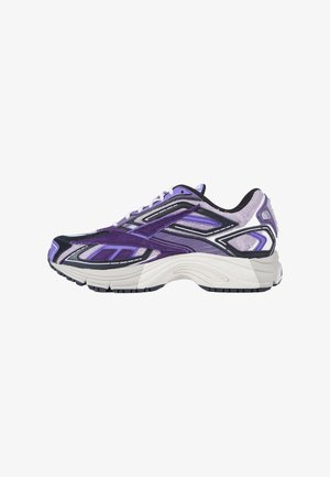 Scarpa da ginnastica viola e nera con suola bianca, dettagli in rilievo e lacci, mostrata di lato su sfondo bianco.