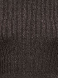 Pull en tricot brun foncé présentant des motifs en câble en relief, une texture côtelée et une coupe ajustée. Le tissu semble doux et légèrement extensible.