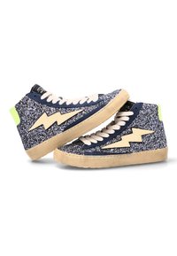 Zapatillas altas con purpurina azul marino, diseño de rayo beige, cordones beige, pestaña del talón amarilla neón y suelas de goma beige.