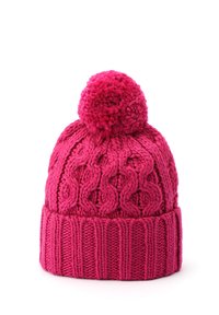 Jasnoróżowa dziergana czapka beanie z teksturowanym wzorem w warkocze, z dużym pomponem na górze i prążkowanym ściągaczem na dole.