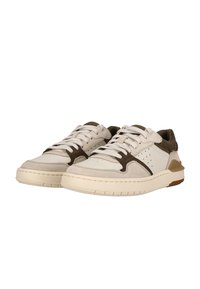 Sneaker mit einem Obermaterial aus beigem Leder und braunem Wildleder, runder Zehenform, weißen Schnürsenkeln und einer strukturierten weißen Gummisohle mit braunen Akzenten.