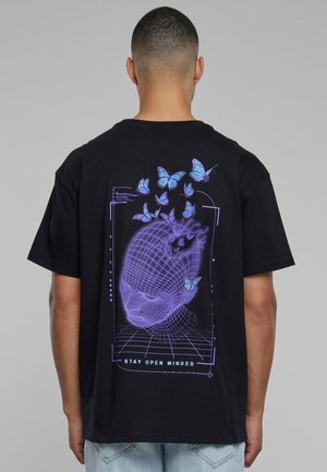 Sort T-shirt med et lilla grafik af et wireframe-hoved med sommerfugle. Teksten "HOLD SINDET ÅBENT" nederst. Casual pasform.