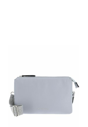 Sac bandoulière en simili cuir gris avec une bandoulière texturée, fermeture éclair sur le dessus et une marque subtile à l'avant. Forme rectangulaire compacte.