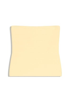 Világos bézs deréktámogató párna, formázott alakú, hogy illeszkedjen az alsó hát részéhez, fehér háttéren bemutatva.