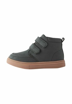 Grauer High-Top-Schuh mit zwei Klettverschlüssen, runder Zehenform, genähten Details, Gummisohle und einer Schlaufe an der Rückseite.