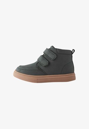Grå høj sneakers med to velcroremme, rund tå, syede detaljer, gummisål og et trækstrop bagpå.