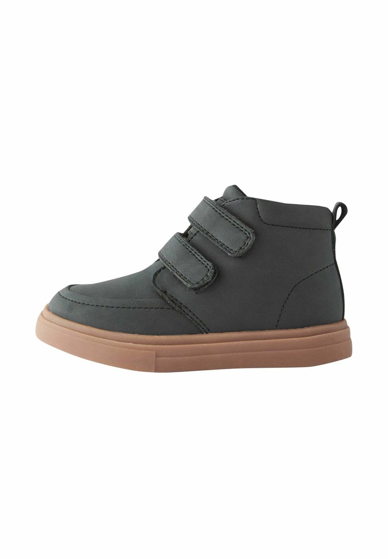 Scarpa alta grigia con due strap in Velcro, punta arrotondata, dettagli cuciti, suola in gomma e linguetta sul retro.