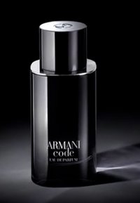 Svart glasparfymflaska med ett silverlock, med präglat logotyp och vit text "Armani Code Eau de Parfum" på framsidan.