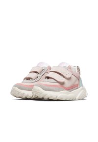 Sneakers per bambini con camoscio rosa, grigio e blu, suole bianche spesse e doppie cinghie in Velcro, mostrati affiancati su uno sfondo bianco.
