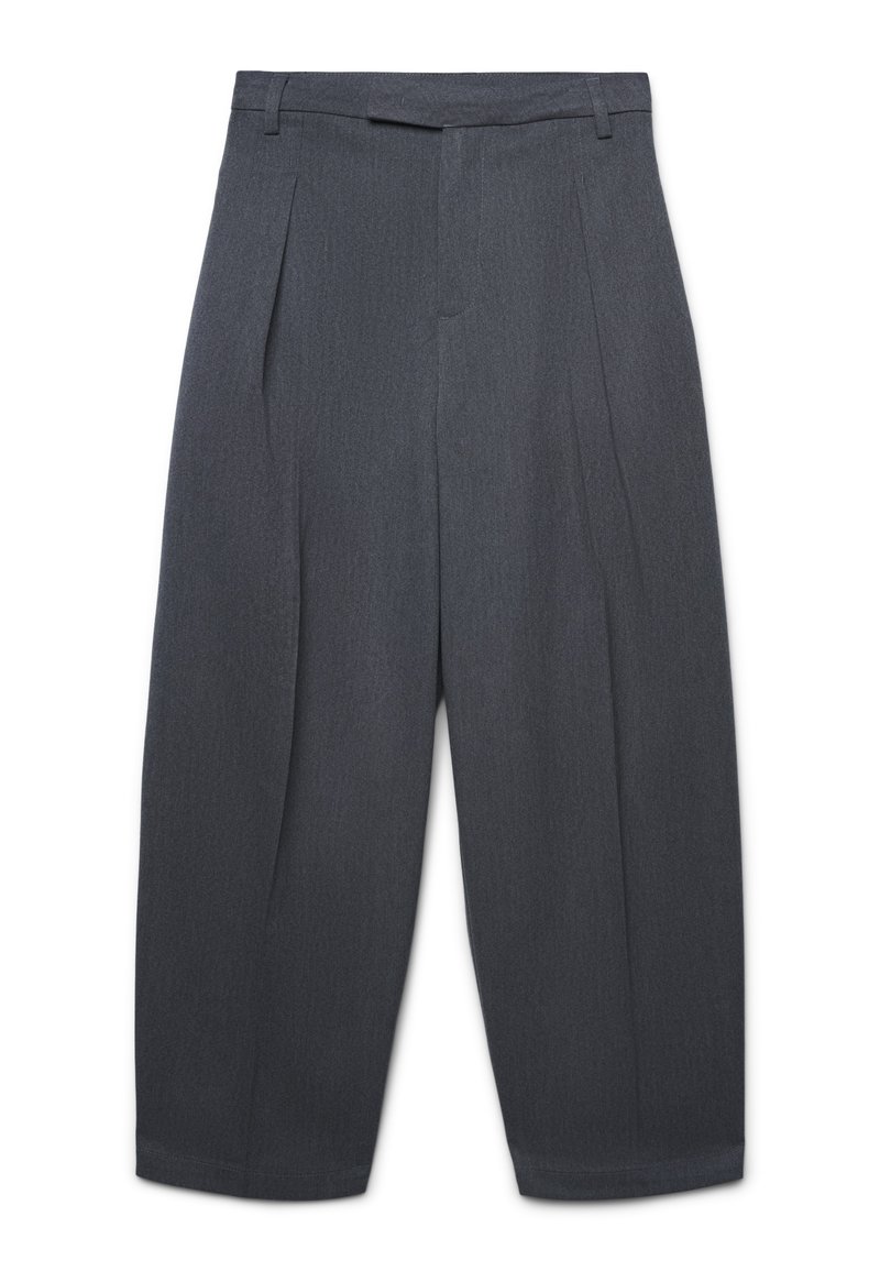 Pantaloni grigi a gamba larga con pieghe, vita piatta e una texture liscia. Il materiale appare leggero e tessuto con motivi sottili.