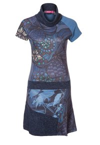 Robe à manches courtes avec col bénitier, présentant un tissu bleu et à motifs. Les dessins incluent des motifs floraux et des poissons, avec une jupe texturée bleu foncé.