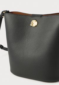 Borsa secchiello in pelle nera con finitura texturizzata, dettagli in metallo dorato e forma strutturata. Presenta una fodera interna marrone.