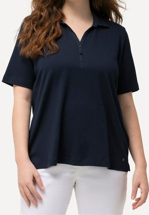 Polo bleu marine à manches courtes, patte de boutonnage à trois boutons et fente latérale. Fabriqué en matière douce, avec un petit logo au bas.