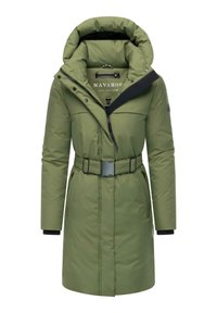 Olivengrøn pufferjakke med høj krave, justerbart bælte, frontlynlås og sidelommer. Har en glat tekstur og sorte detaljer.