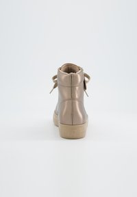 Metallic beige Stiefeletten zeichnen sich durch ein elegantes Design, eine abgerundete Spitze, ein strukturiertes Innenleben und Schnürsenkel mit einem kleinen Logo auf der Sohle aus.