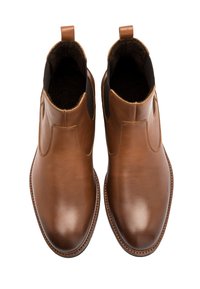 Brązowe skórzane botki za kostkę z elastycznymi wstawkami po bokach, gładkim wykończeniem, przeszyciami oraz okrągłym noskiem.