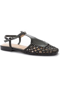 Scarpa slingback in pelle intrecciata nera con punta aperta, suola piatta e dettagli intrecciati sulla parte superiore e sul cinturino. Presenta una chiusura con fibbia.
