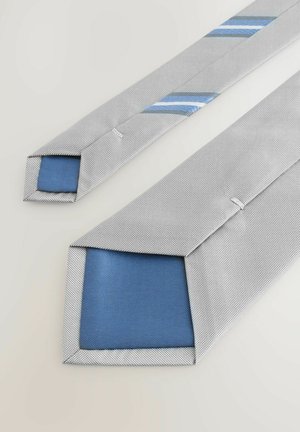 Corbata de patrón de pied de gallo en gris con un acento de satén azul y extremos puntiagudos, que presenta una textura suave y líneas nítidas.