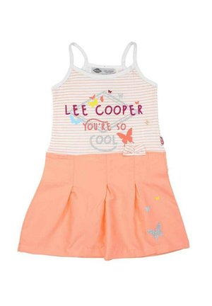 Robe débardeur avec un schéma de couleurs blanc et pêche. Présente un haut rayé, une jupe plissée en pêche et des embellissements en forme de papillon. Texte : "LE Cooper TU ES TELLEMENT COOL."