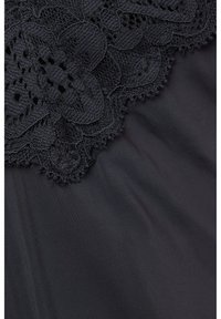 Černá látka s propracovanou květinovou krajkou, která podél jednoho okraje obsahuje síťované a texturované vzory.