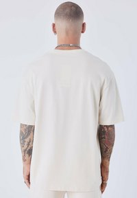 Witte katoenen t-shirt met een casual pasvorm, korte mouwen en platte naden. Heeft een soepele textuur en geen zichtbare branding op de achterkant.